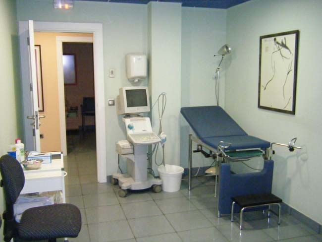 Clínica Delta Médica camilla alta