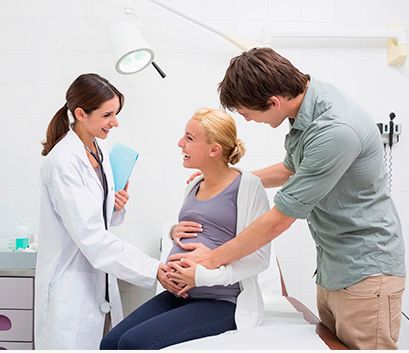 Clínica Delta Médica doctora con paciente y acompañante