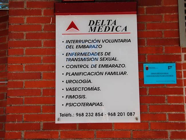 Clínica Delta Médica letrero