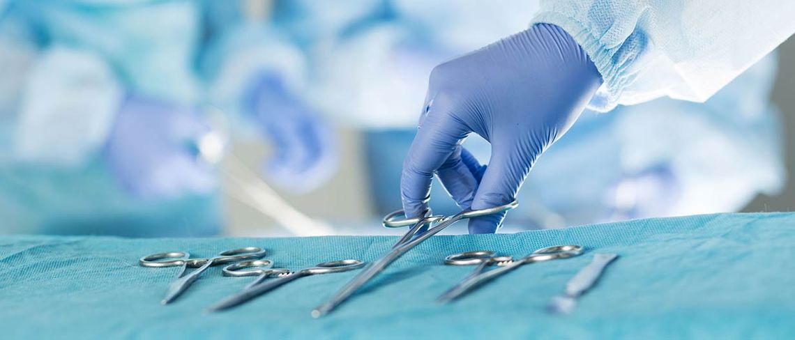 Clínica Delta Médica tomar tijeras quirúrgicas