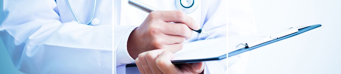 Clínica Delta Médica doctor escribiendo